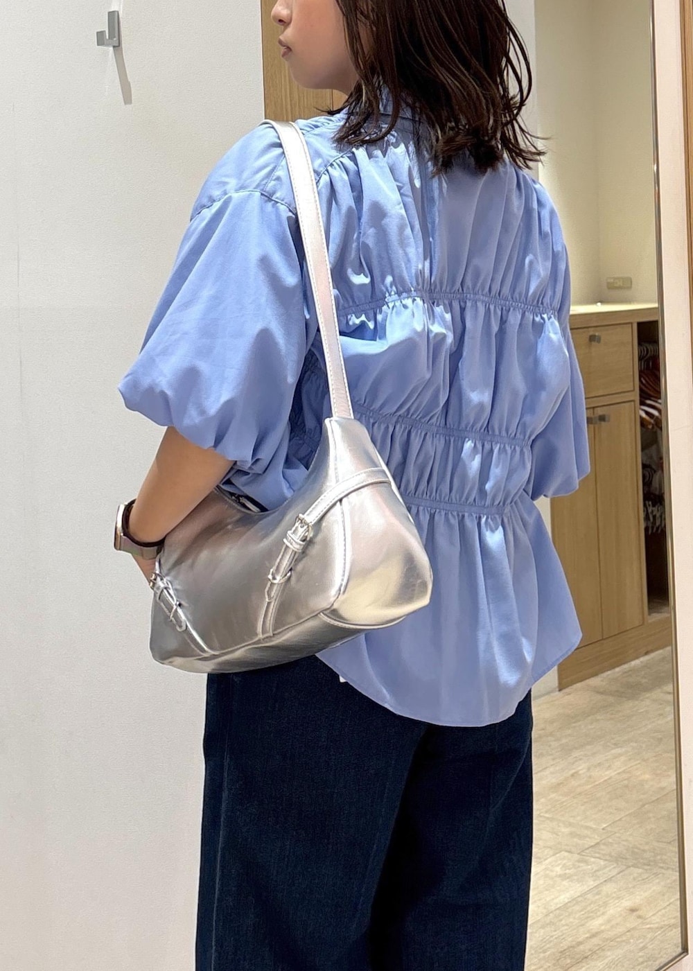 「ワイドデニム、25SS夏の新作、初夏コーデ、夏コーデ、デートコーデ、お出かけコーデ、旅行コーデ、推し活コーデ、女子会コーデ、韓国ファッション、大人カジュアル、パンツスタイル、カジュアルコーデ、ヘルシーコーデ、VIS」｜「VISのグリッターワイドデニムパンツ（デニムパンツ、ブルー系）」を使った、スズさん（レディース・152cm）の春コーディネートの9枚目の写真