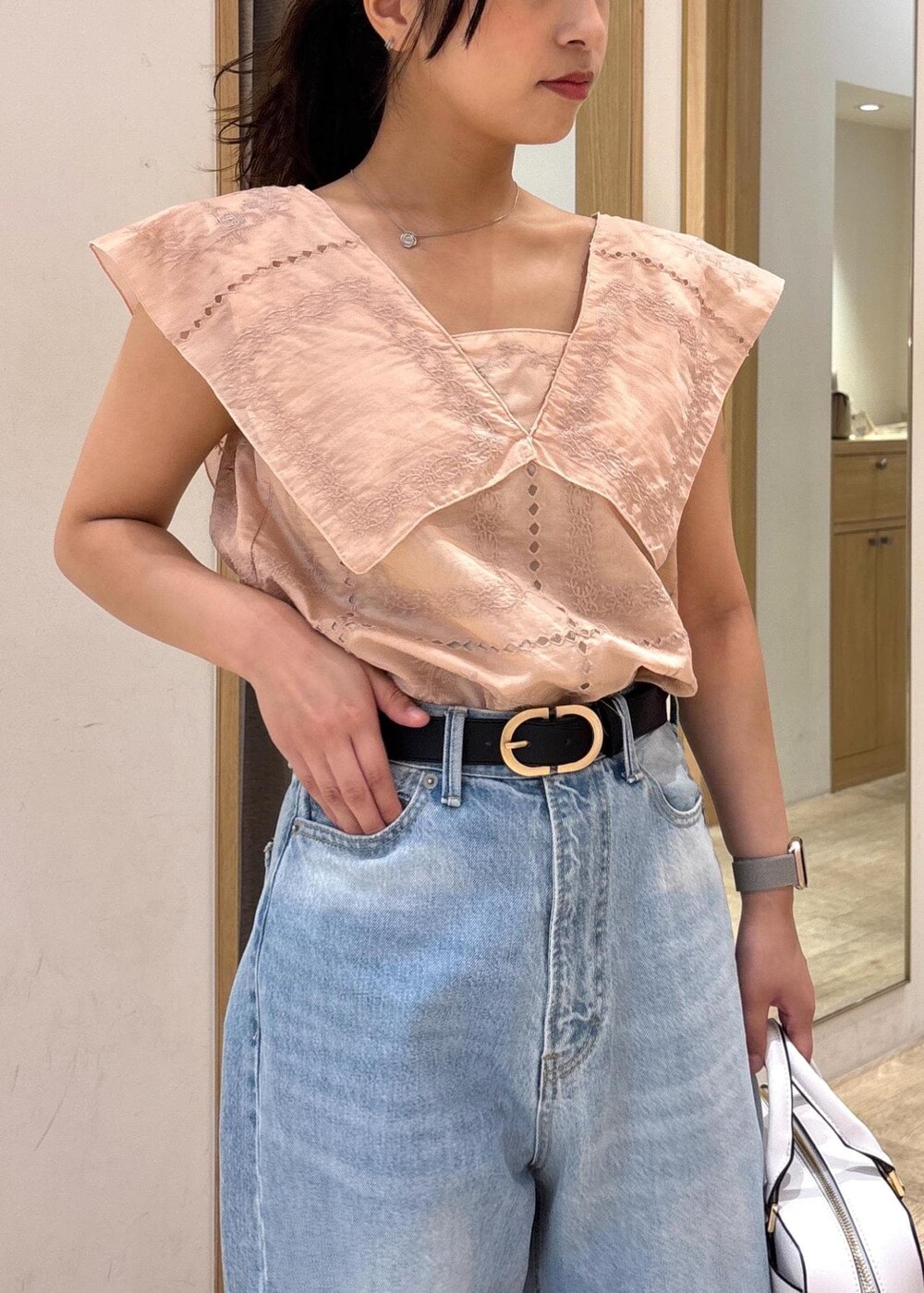 ブルー系のデニムパンツ、ブラック系のサンダル、ブラック系のショルダーバッグを着用したレディースの夏コーディネートの5枚目の写真