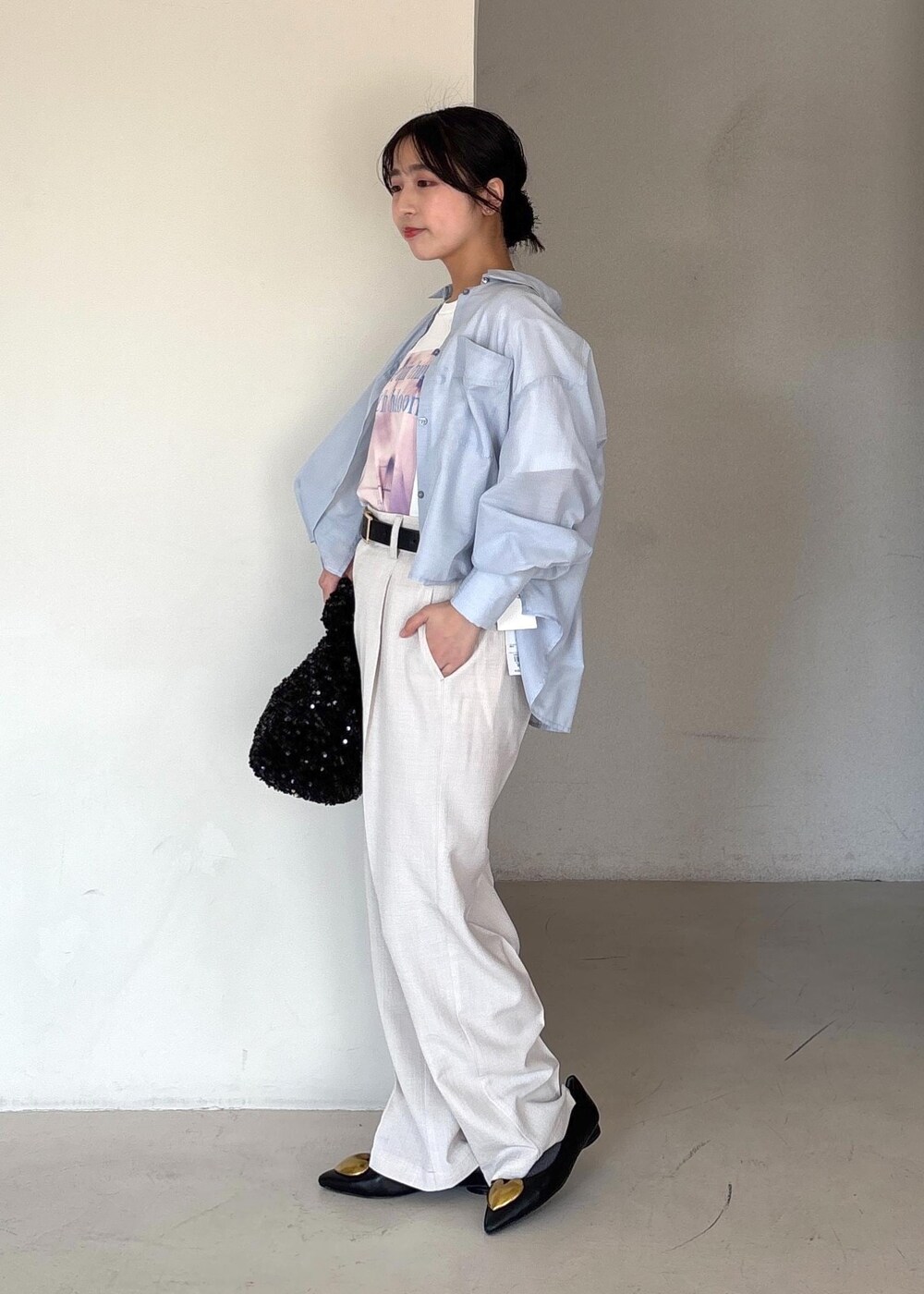 ブラック系のバレエシューズ、ブルー系のシャツ/ブラウス、ホワイト系のTシャツ/カットソーを着用したレディースの春コーディネートの2枚目の写真