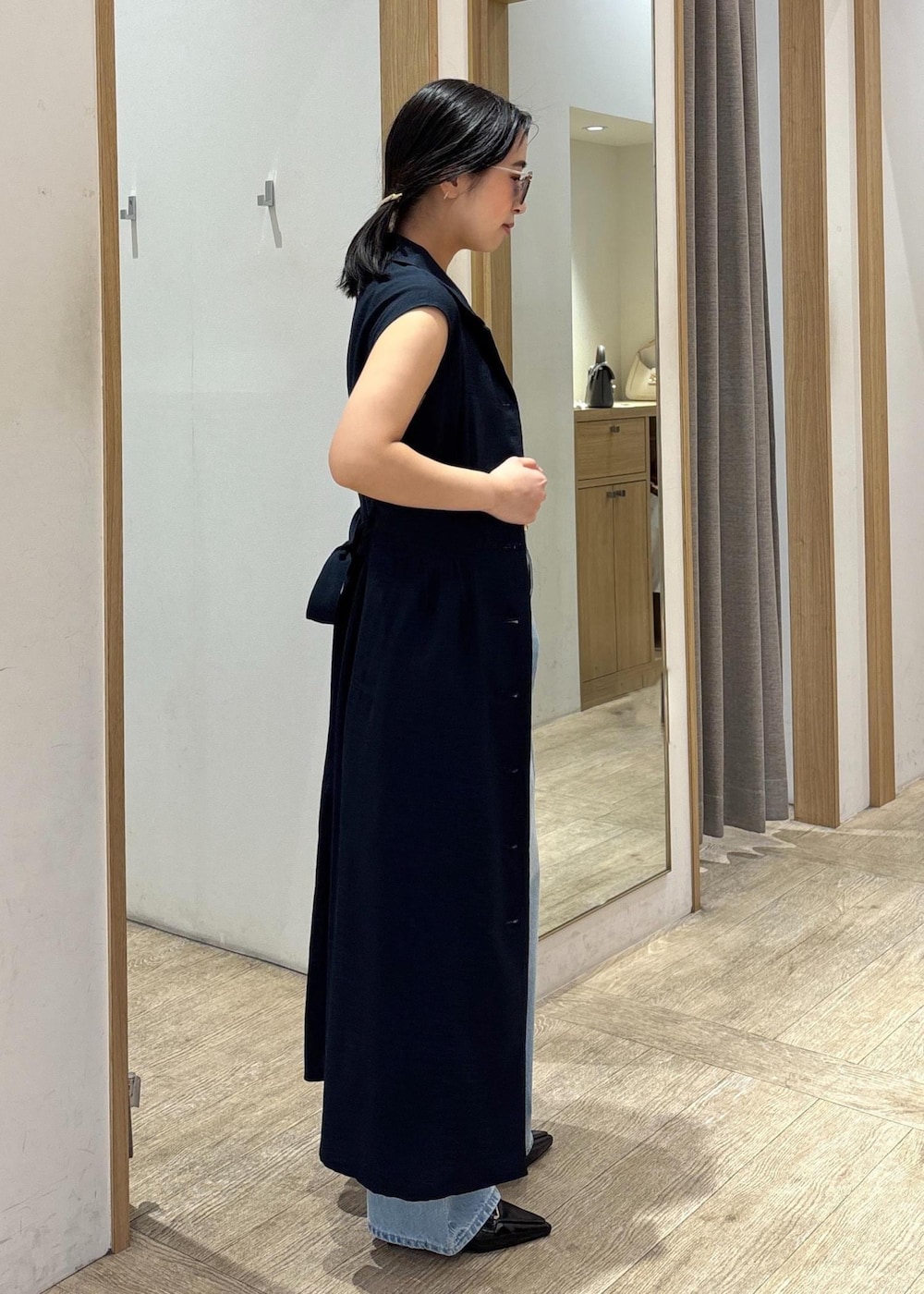「インナー、ジレ、ロングジレ、25SS夏の新作、初夏コーデ、夏コーデ、デートコーデ、お出かけコーデ、旅行コーデ、女子会コーデ、大人カジュアル、パンツスタイル、カジュアルコーデ、ヘルシーコーデ、シンプルコーデ」｜「VISの18mm幅ニュアンス変形ベルト（ベルト、ブラック系）」を使った、スズさん（レディース・152cm）の春コーディネートの3枚目の写真