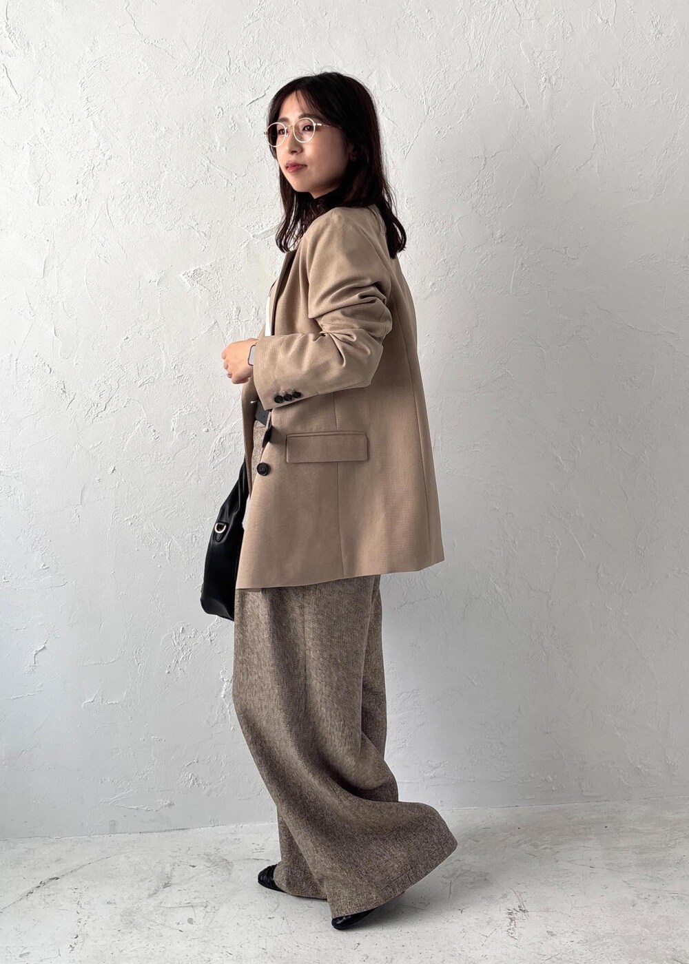 ブラック系のパンプス、ホワイト系のTシャツ/カットソー、ベージュ系のテーラードジャケットを着用したレディースの夏コーディネートの3枚目の写真