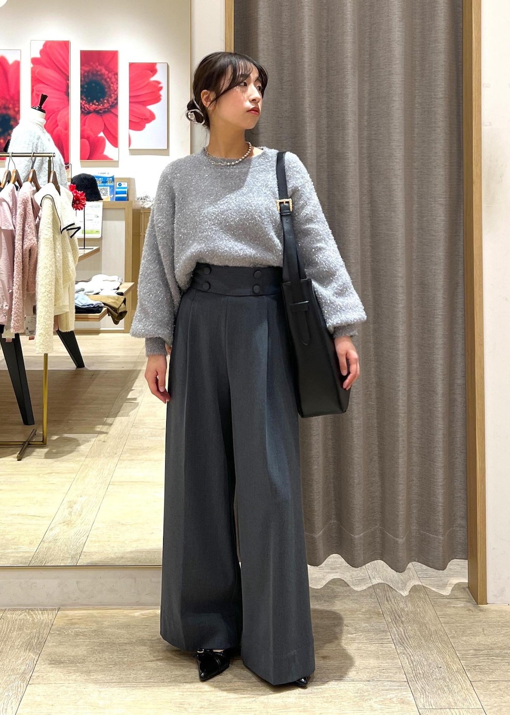 ブラック系のパンプス、グレー系のニット/セーター、グレー系のその他パンツを着用したレディースの冬コーディネートの2枚目の写真