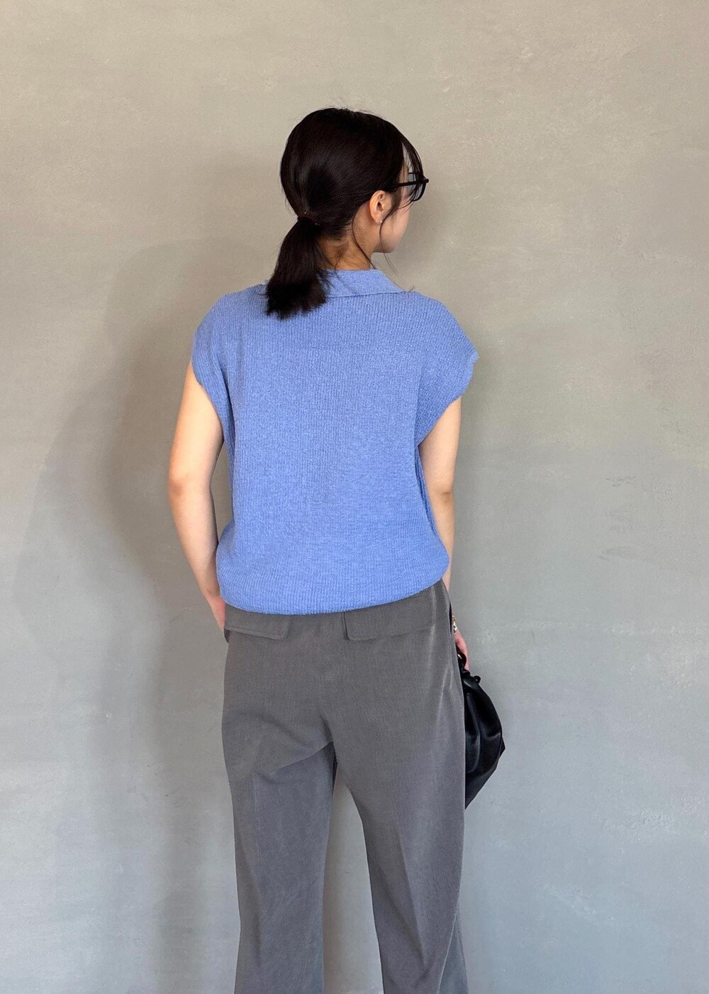 ブラック系のパンプス、ブルー系のスラックス、ブルー系のニット/セーターを着用したレディースの春コーディネートの8枚目の写真
