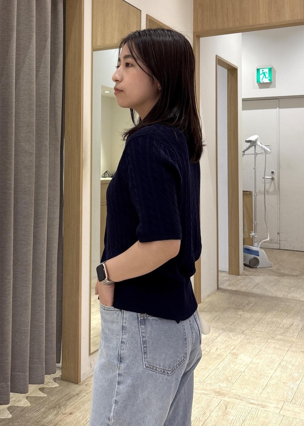 ホワイト系のショルダーバッグ、ホワイト系のパンプス、ブルー系のカーディガン/ボレロを着用したレディースの春コーディネートの6枚目の写真