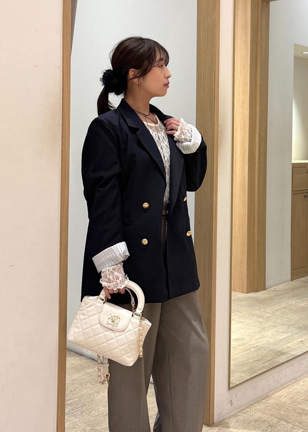 「インナー、ワイドパンツ、25SS春の新作、初春コーデ、春コーデ、お出かけコーデ、旅行コーデ、女子会コーデ、韓国ファッション、大人カジュアル、パンツスタイル、カジュアルコーデ、VIS、ウェーブ、ブルべ夏」｜「VISのへリンボーンストレートラインパンツ（その他パンツ、グレー系）」を使った、スズさん（レディース・152cm）の冬コーディネートの8枚目の写真