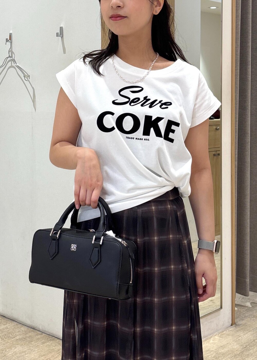 レッド系のサンダル、ブラック系のショルダーバッグ、ブラウン系のスカートを着用したレディースの夏コーディネートの5枚目の写真