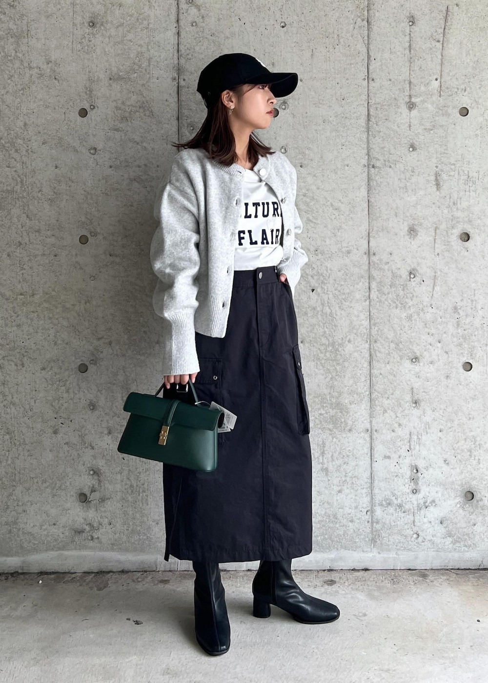 「タイトスカート、カーゴスカート、24AW秋の新作、ウエストマーク、WM羽織_pickup、Wshoes&bag_pickup、W雑貨_pickup、初秋コーデ、秋コーデ、お出かけコーデ、旅行コーデ、女子会コーデ、ストリート、大人カジュアル、スカートスタイル」｜「VISのロゴマーク刺繍キャップ（キャップ、ブラック系）」を使った、スズさん（レディース・152cm）の秋コーディネートの3枚目の写真
