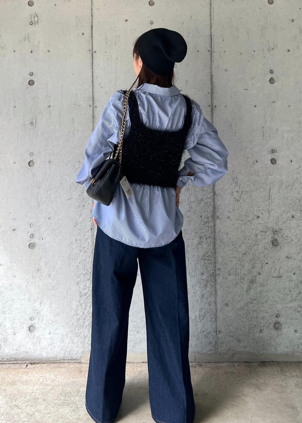 ブラック系のブーツ、ブラック系のキャミソール、ブルー系のシャツ/ブラウスを着用したレディースの秋コーディネートの4枚目の写真