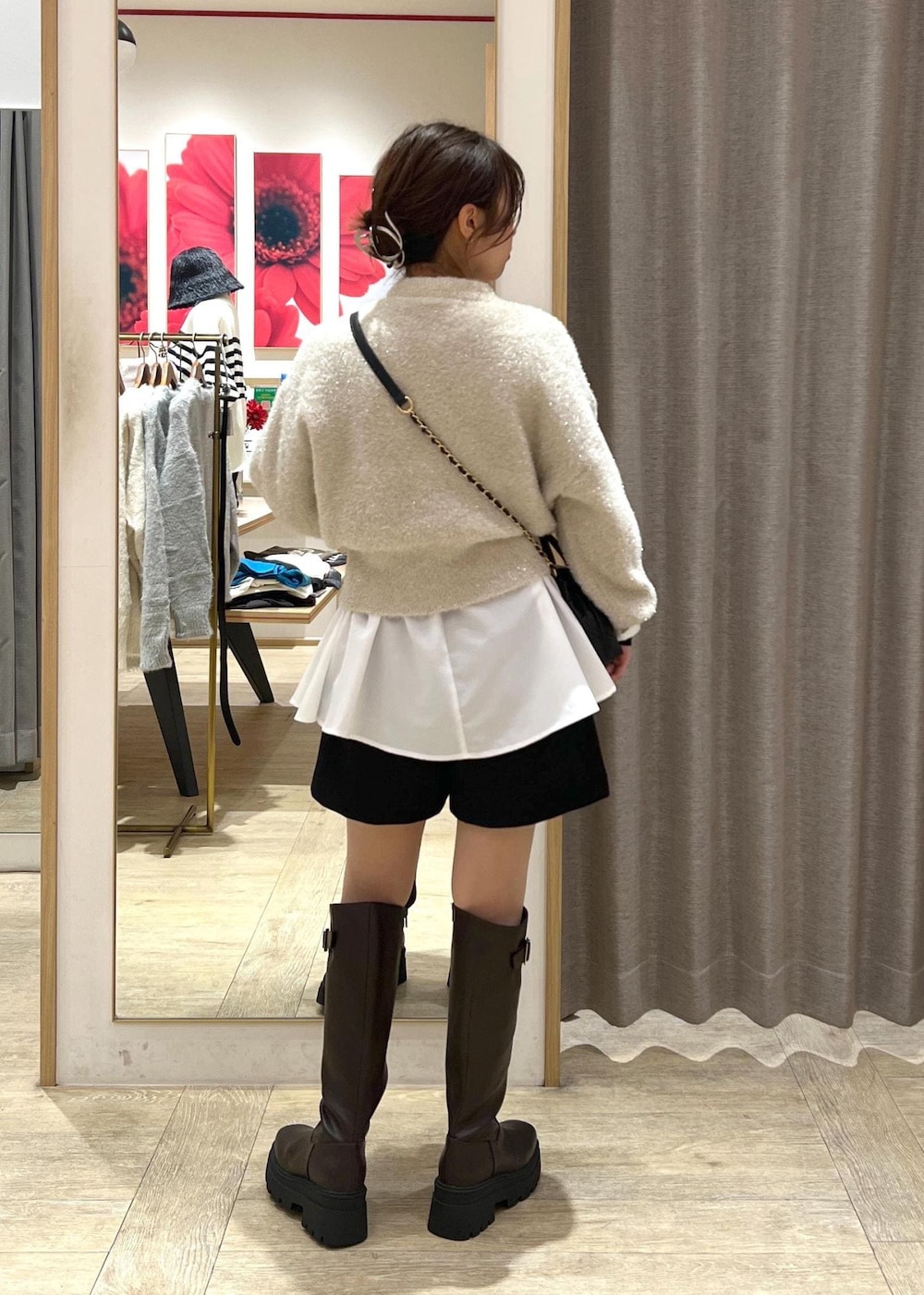 ブラウン系のブーツ、ホワイト系のシャツ/ブラウス、ベージュ系のニット/セーターを着用したレディースの冬コーディネートの4枚目の写真