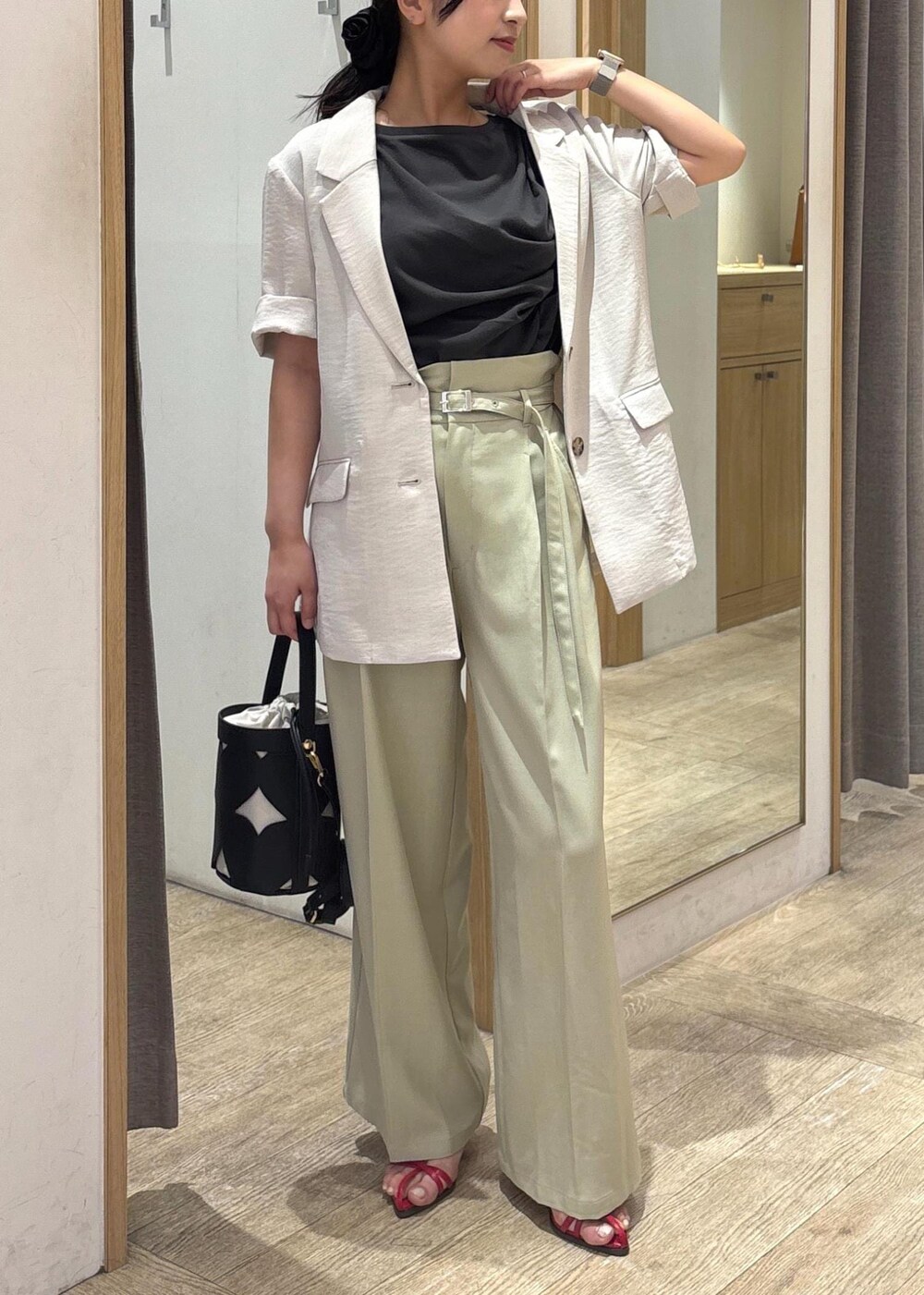 レッド系のサンダル、グレー系のTシャツ/カットソー、グリーン系のスラックスを着用したレディースの夏コーディネートの9枚目の写真