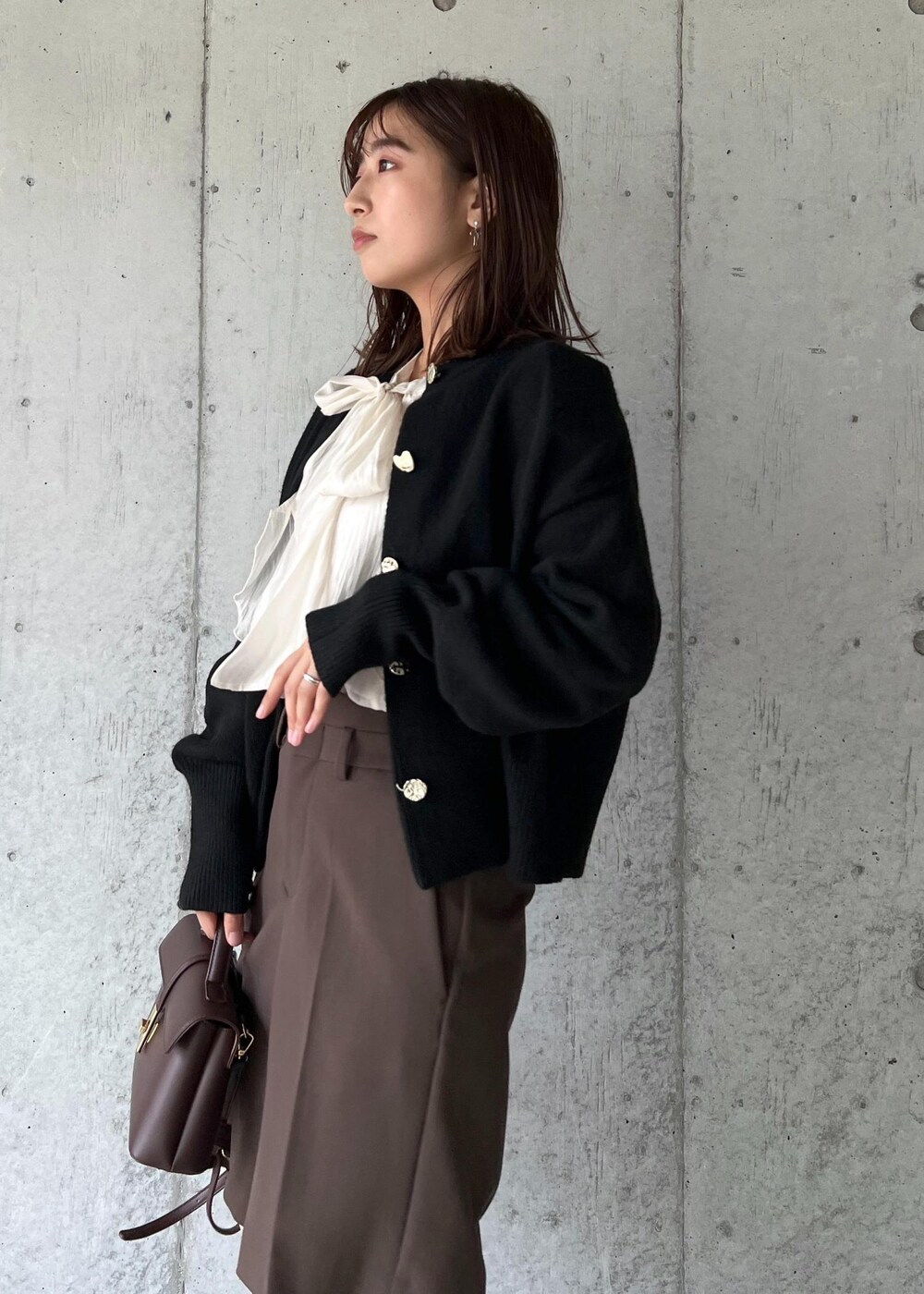 「ハーフパンツ、24AW秋の新作、ウエストマーク、Wblouse_pickup、WM羽織_pickup、Wshoes&bag_pickup、W雑貨_pickup、初秋コーデ、秋コーデ、デートコーデ、お出かけコーデ、旅行コーデ、女子会コーデ、韓国ファッション、大人カジュアル」｜「VISの【2WAY】ひねり金具ワンハンドルミニショルダーバッグ（ショルダーバッグ、ブラウン系）」を使った、スズさん（レディース・152cm）の秋コーディネートの7枚目の写真