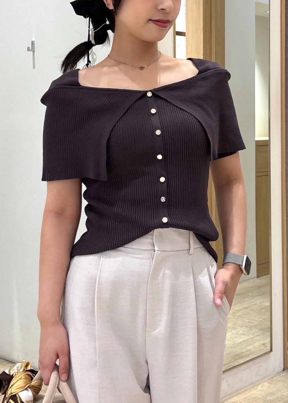 ブラウン系のパンプス、ホワイト系のスラックス、グレー系のニット/セーターを着用したレディースの秋コーディネートの5枚目の写真