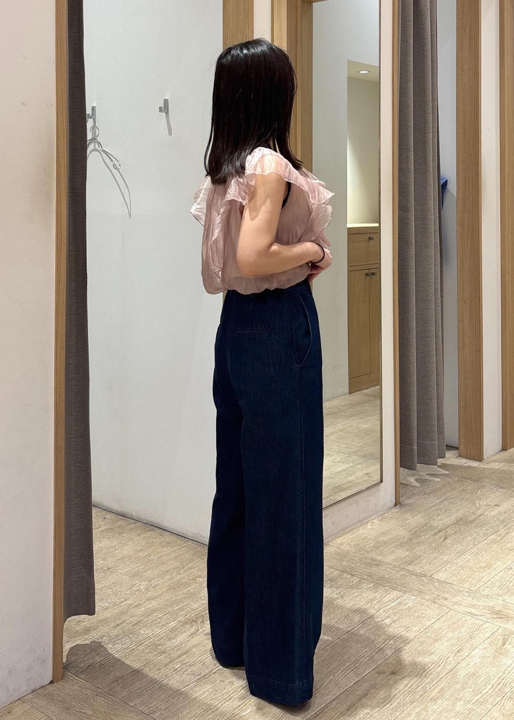 ブラック系のサンダル、ピンク系のシャツ/ブラウス、ブルー系のデニムパンツを着用したレディースの夏コーディネートの3枚目の写真