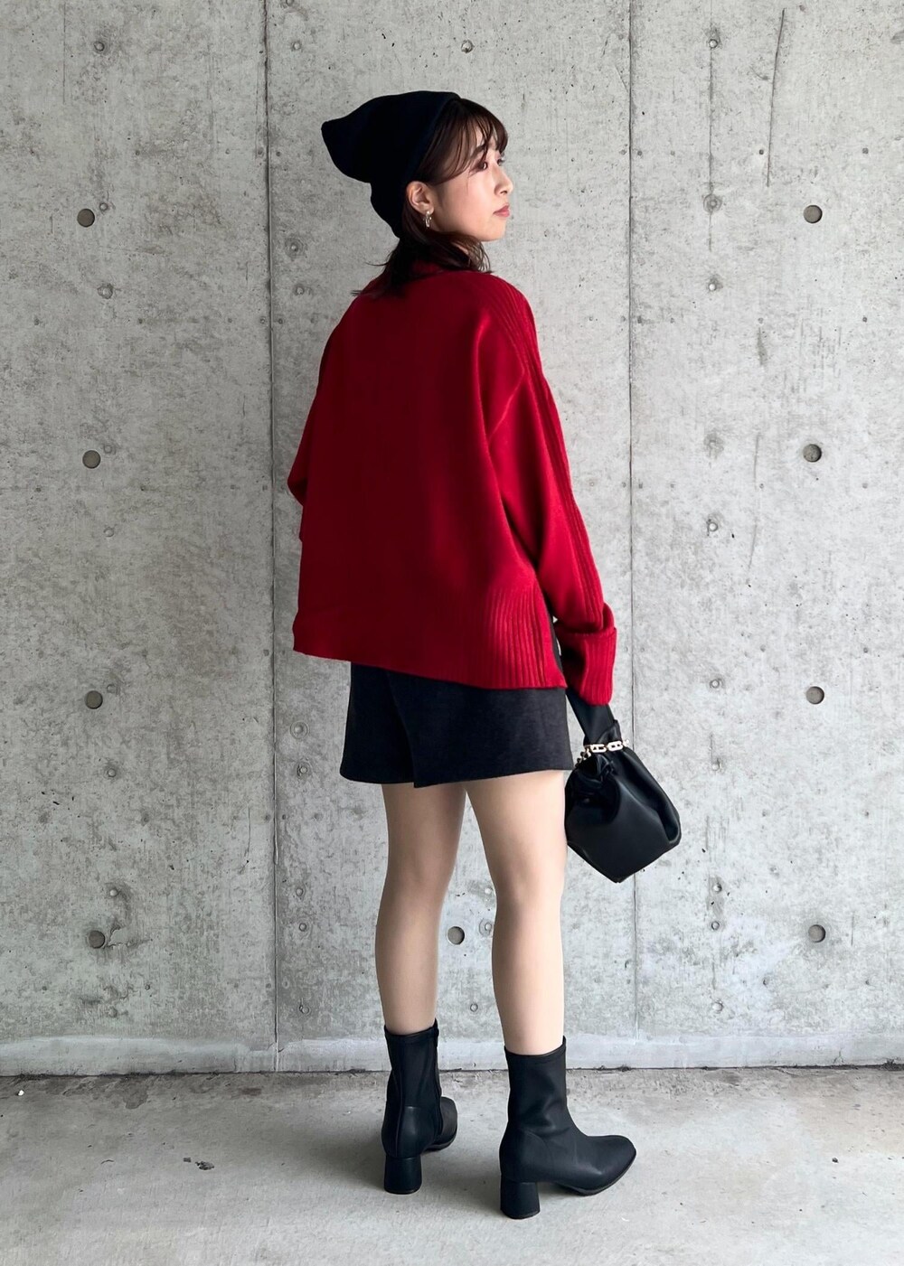 ブラック系のハンドバッグ、グレー系のその他パンツ、ブラック系のブーツを着用したレディースの秋コーディネートの5枚目の写真