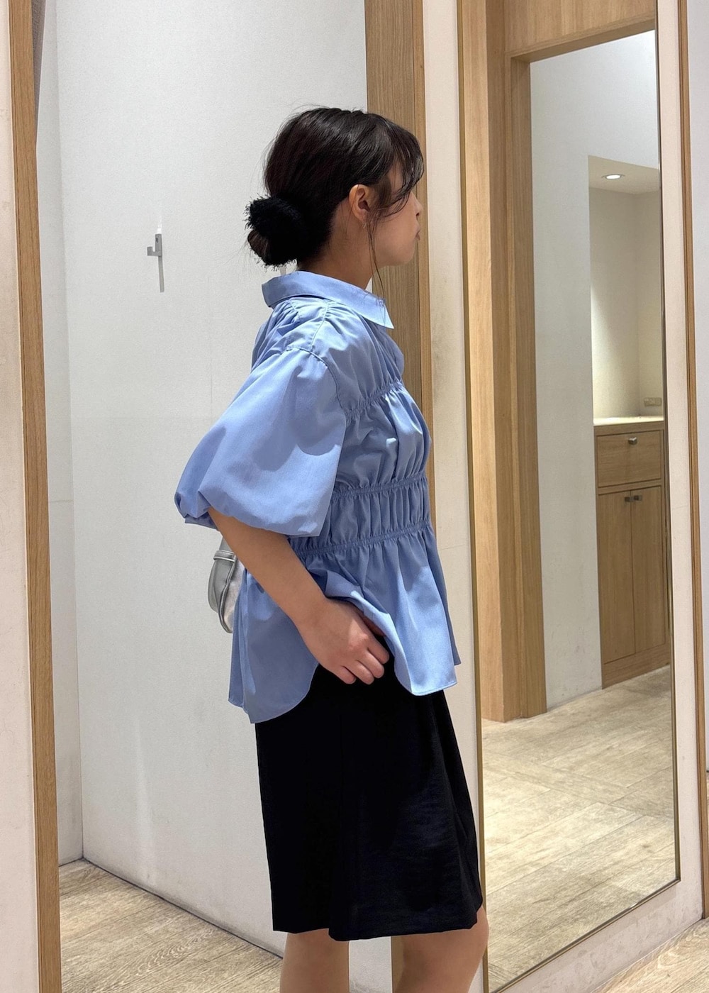 「ハーフパンツ、バミューダパンツ、25SS夏の新作、初夏コーデ、夏コーデ、デートコーデ、お出かけコーデ、旅行コーデ、推し活コーデ、女子会コーデ、韓国ファッション、大人カジュアル、パンツスタイル、カジュアルコーデ、VIS」｜「Juzeのリボンヒールパンプス（パンプス、ブラック系）」を使った、スズさん（レディース・152cm）の春コーディネートの7枚目の写真