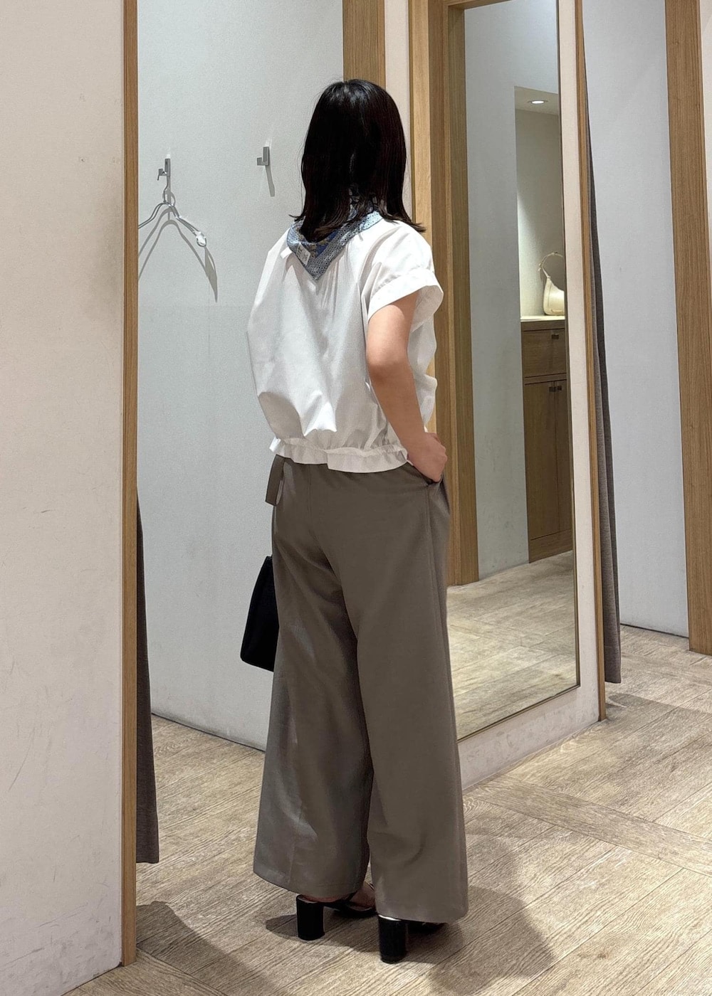 「ワイドパンツ、25SS夏の新作、初夏コーデ、夏コーデ、デートコーデ、お出かけコーデ、旅行コーデ、韓国ファッション、大人カジュアル、パンツスタイル、カジュアルコーデ、VIS、ウェーブ、ブルべ夏、乾燥」｜「VISの【2WAY】フロント金具3層トートバッグ（ショルダーバッグ、ブラック系）」を使った、スズさん（レディース・152cm）の春コーディネートの5枚目の写真