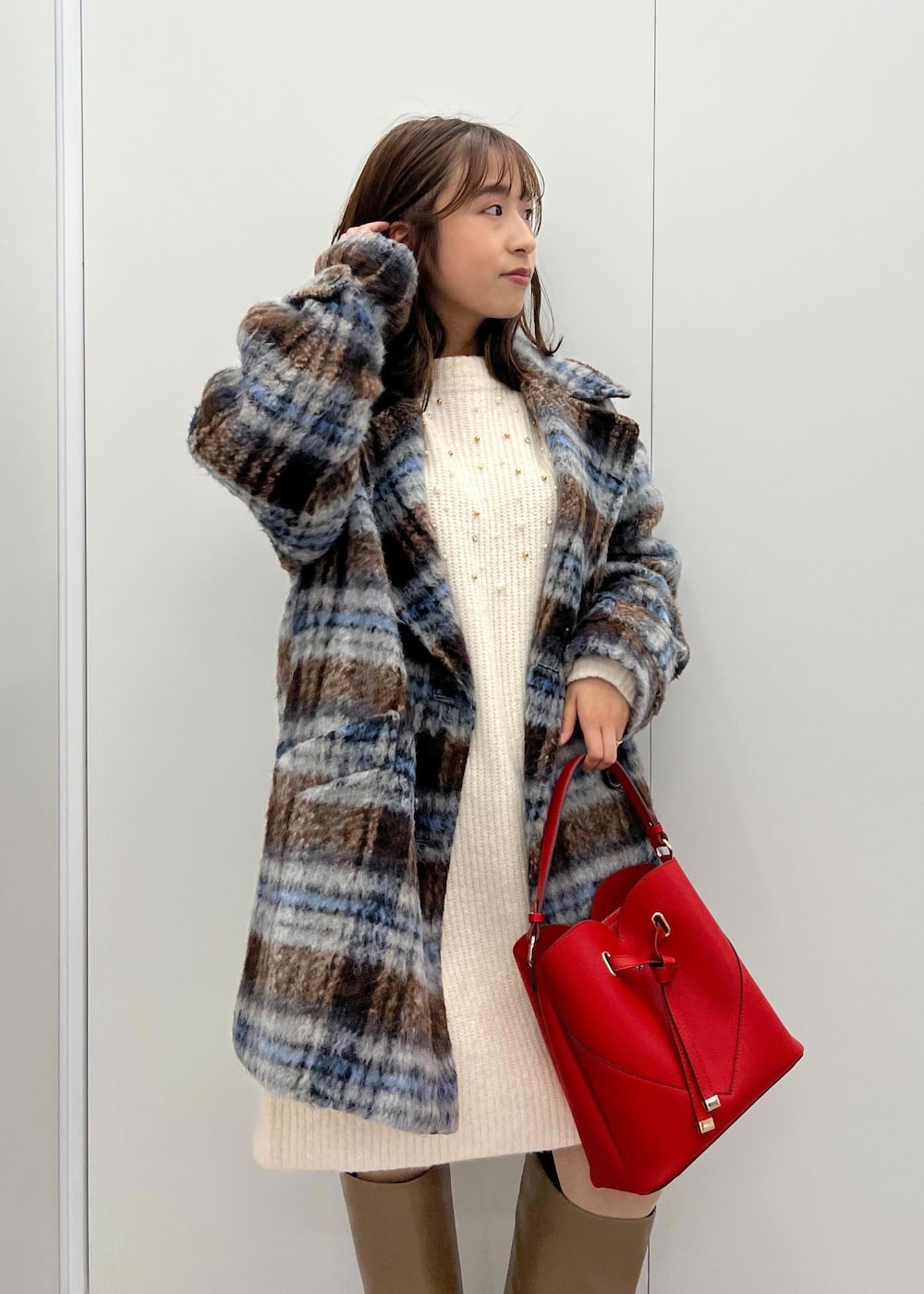 「24AW冬の新作、ロングブーツ、秋コーデ、初冬コーデ、冬コーデ、デートコーデ、お出かけコーデ、旅行コーデ、推し活コーデ、クリスマスコーデ、女子会コーデ、スカートスタイル、体型カバー、カジュアルコーデ、フェミニンコーデ」｜「Juzeのワイドロングブーツ（ブーツ、ベージュ系）」を使った、スズさん（レディース・152cm）の秋コーディネートの6枚目の写真
