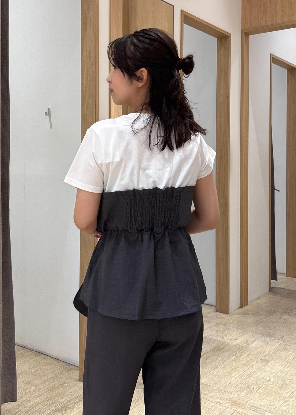 ブラック系のサンダル、グレー系のTシャツ/カットソー、グレー系のスラックスを着用したレディースの夏コーディネートの6枚目の写真