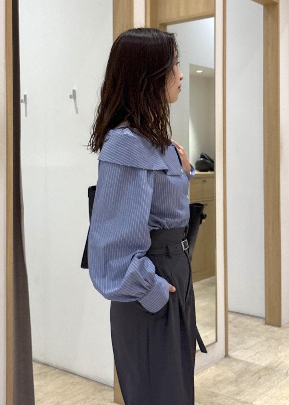 ブラック系のトートバッグ、ブラック系のパンプス、ブルー系のシャツ/ブラウスを着用したレディースの秋コーディネートの8枚目の写真