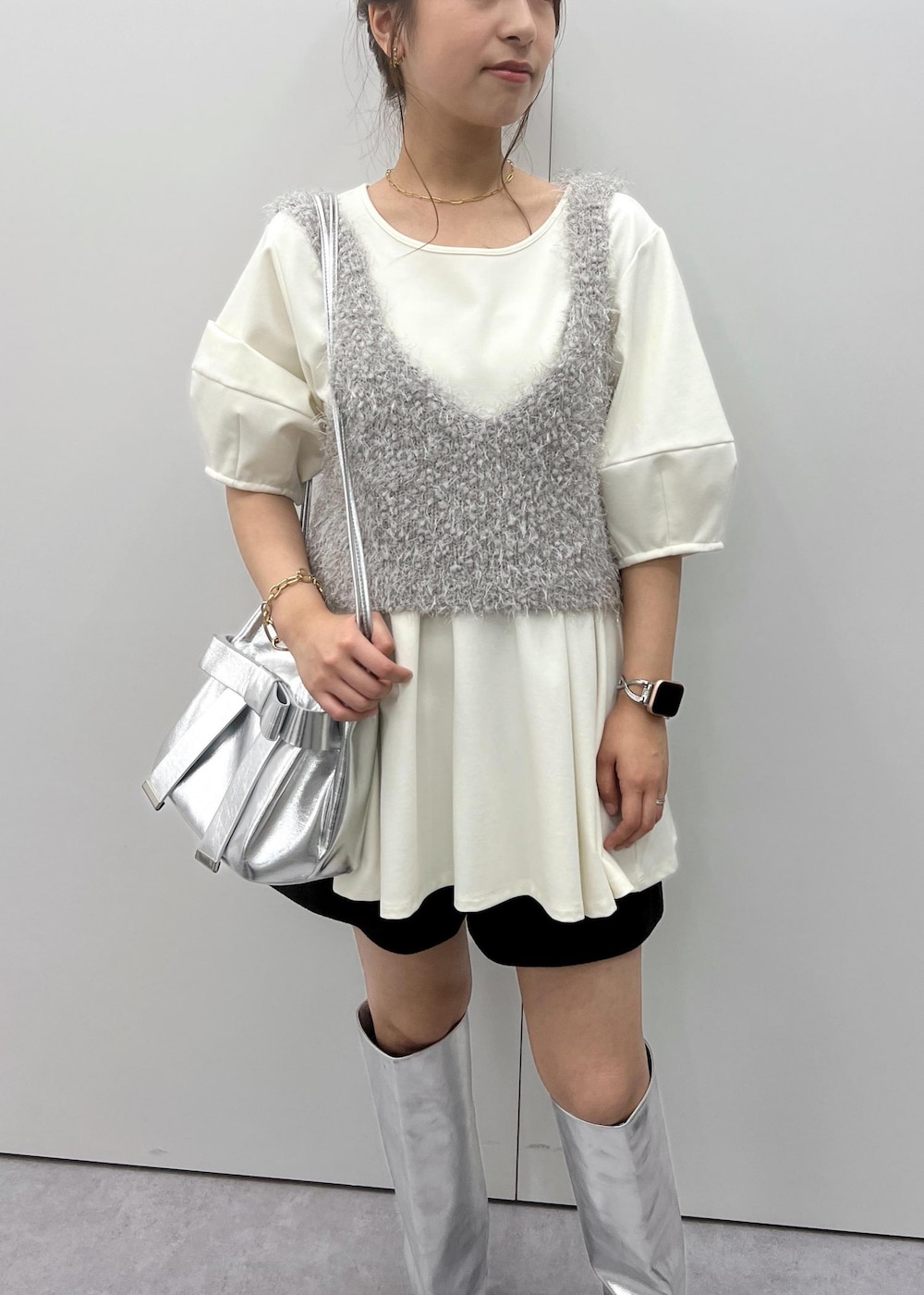 「チュニック、ショートパンツ、ウエストマーク、24AW秋の新作、ロングブーツ、ビスチェ、シルバー、初秋コーデ、秋コーデ、デートコーデ、お出かけコーデ、女子会コーデ、韓国ファッション、大人カジュアル、レイヤード」｜「VISの【ハンドルの長さ調節が出来る】リボンミニトートバック（ショルダーバッグ、シルバー系）」を使った、スズさん（レディース・152cm）の夏コーディネートの5枚目の写真