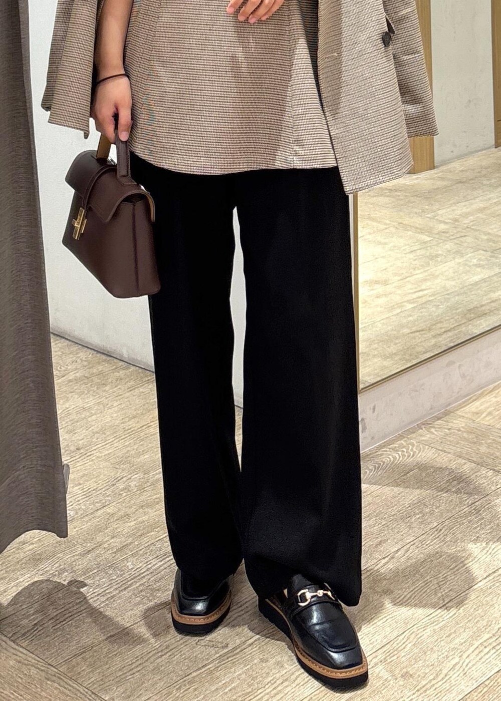 ブラウン系のショルダーバッグ、ベージュ系のテーラードジャケット、ベージュ系のキャミソールを着用したレディースの秋コーディネートの9枚目の写真