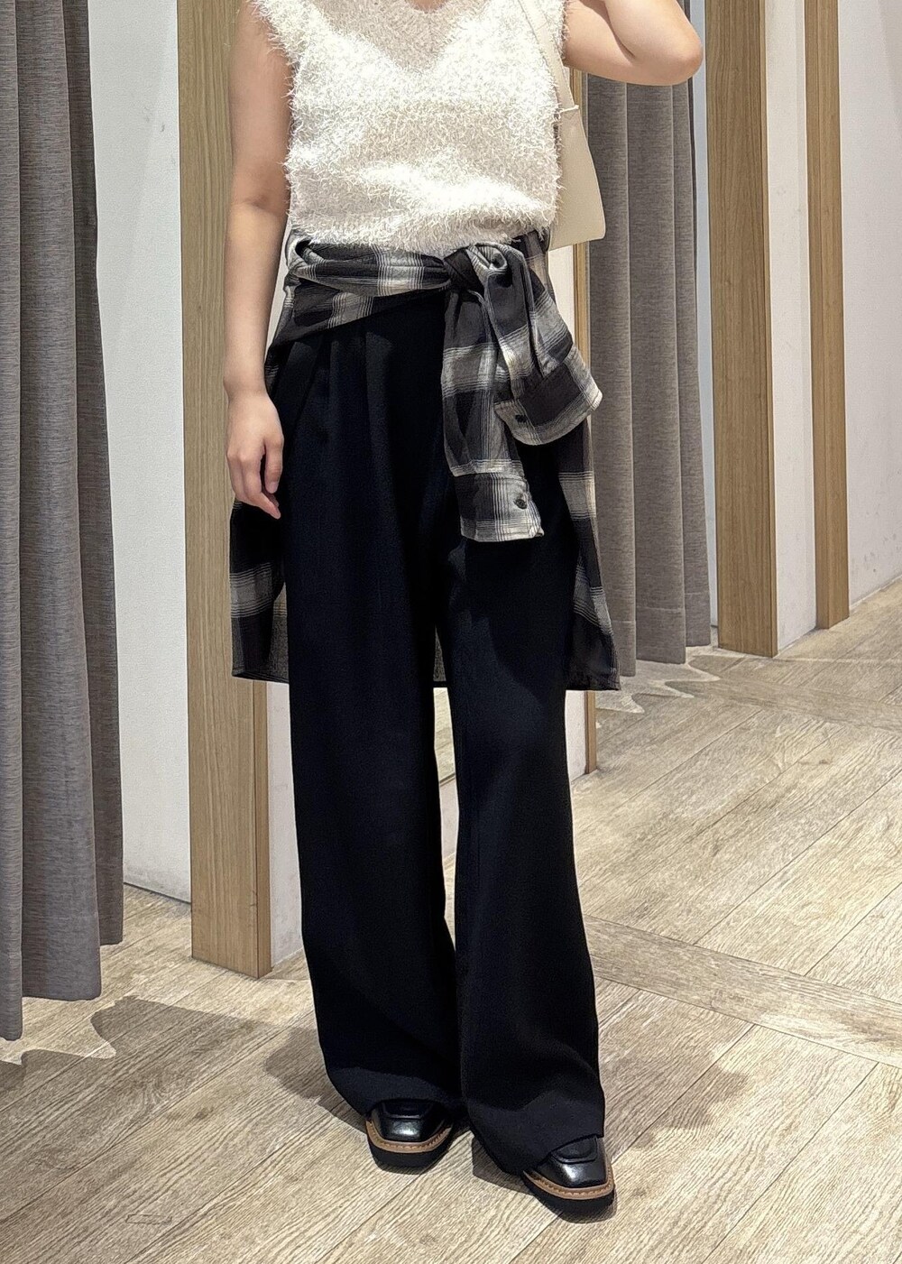 ホワイト系のショルダーバッグ、ホワイト系のニット/セーター、ブラック系のシャツ/ブラウスを着用したレディースの秋コーディネートの8枚目の写真