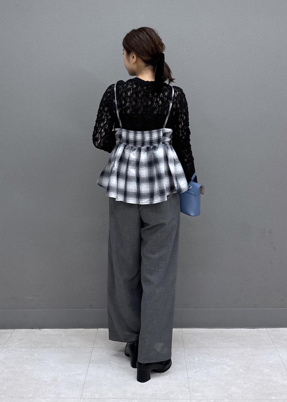 ブラック系のローファー、ブラック系のTシャツ/カットソー、ブラック系のキャミソールを着用したレディースの夏コーディネートの3枚目の写真