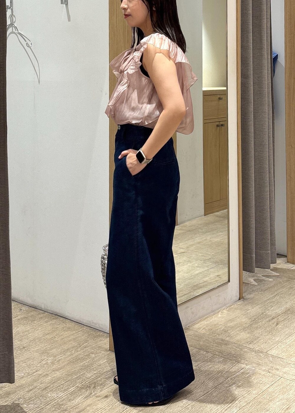 ブラック系のサンダル、ピンク系のシャツ/ブラウス、ブルー系のデニムパンツを着用したレディースの夏コーディネートの5枚目の写真