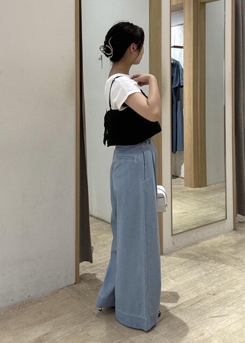 レッド系のサンダル、ブラック系のキャミソール、ホワイト系のTシャツ/カットソーを着用したレディースの夏コーディネートの3枚目の写真