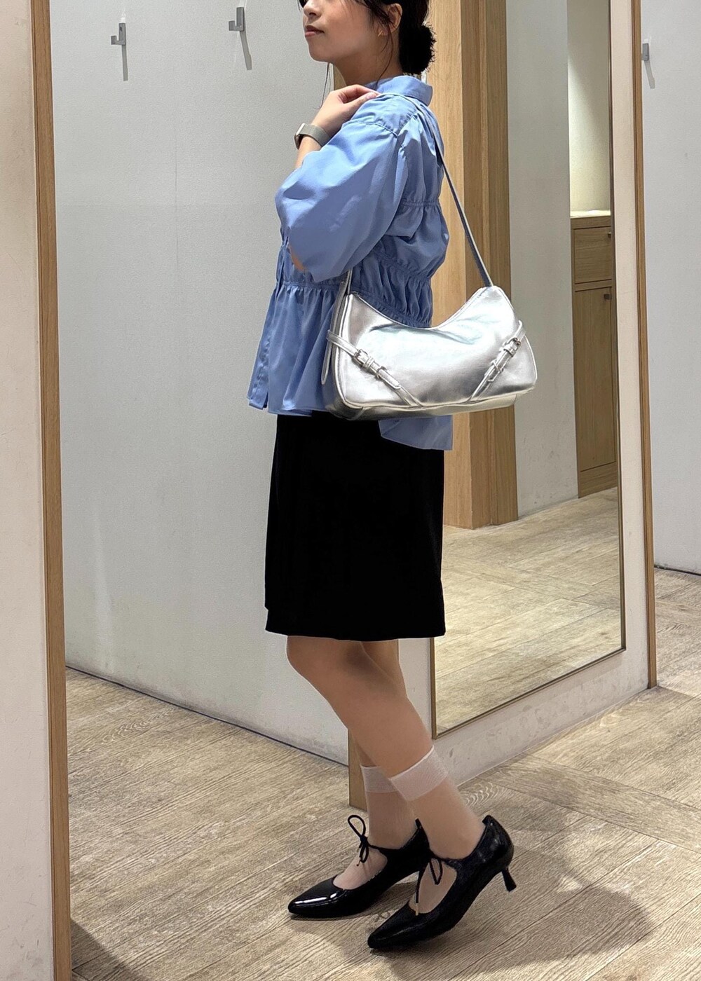 「ハーフパンツ、バミューダパンツ、25SS夏の新作、初夏コーデ、夏コーデ、デートコーデ、お出かけコーデ、旅行コーデ、推し活コーデ、女子会コーデ、韓国ファッション、大人カジュアル、パンツスタイル、カジュアルコーデ、VIS」｜「Juzeのリボンヒールパンプス（パンプス、ブラック系）」を使った、スズさん（レディース・152cm）の春コーディネートの2枚目の写真