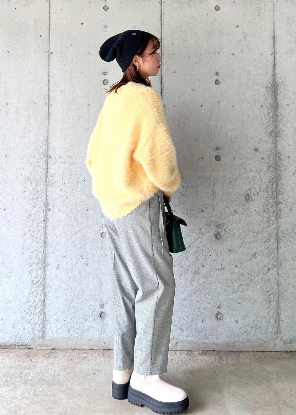 ホワイト系のブーツ、イエロー系のニット/セーター、ホワイト系のTシャツ/カットソーを着用したレディースの秋コーディネートの4枚目の写真