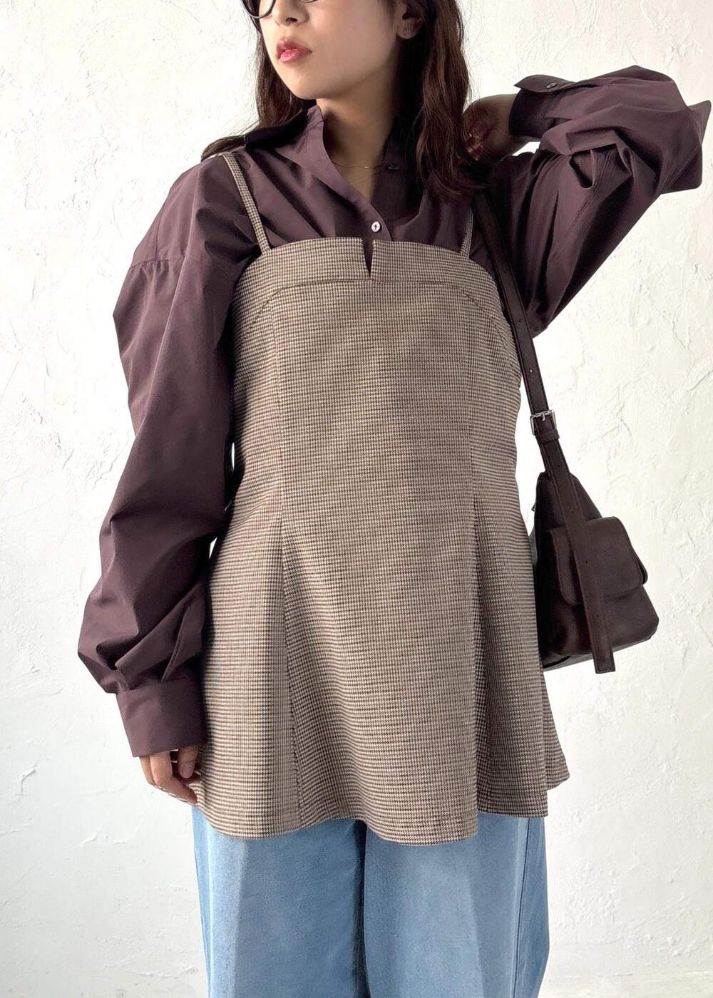 イエロー系のパンプス、ベージュ系のキャミソール、ブラウン系のシャツ/ブラウスを着用したレディースの夏コーディネートの4枚目の写真