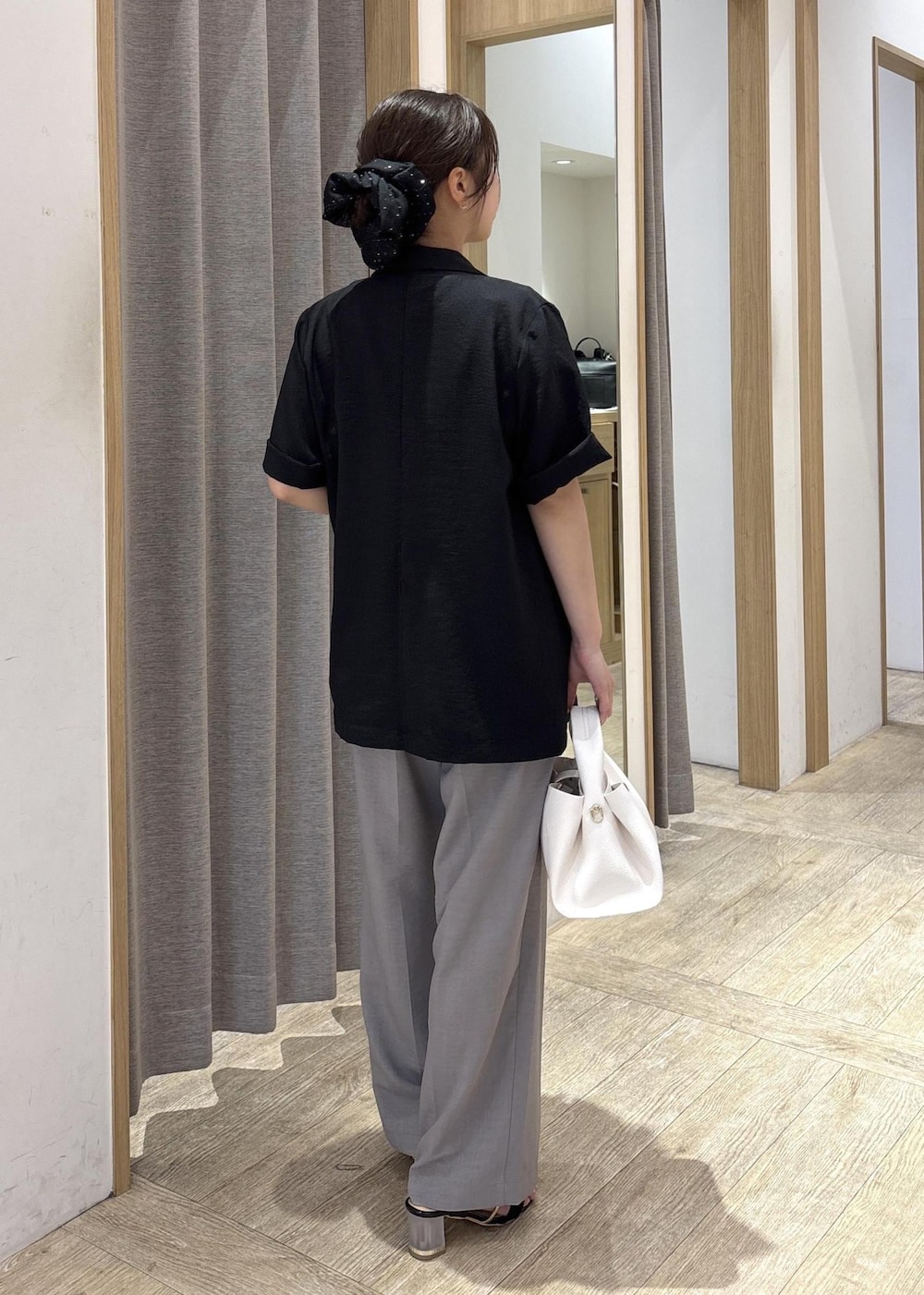 グレー系のTシャツ/カットソー、グレー系のその他パンツ、ブラック系のサンダルを着用したレディースの春コーディネートの3枚目の写真