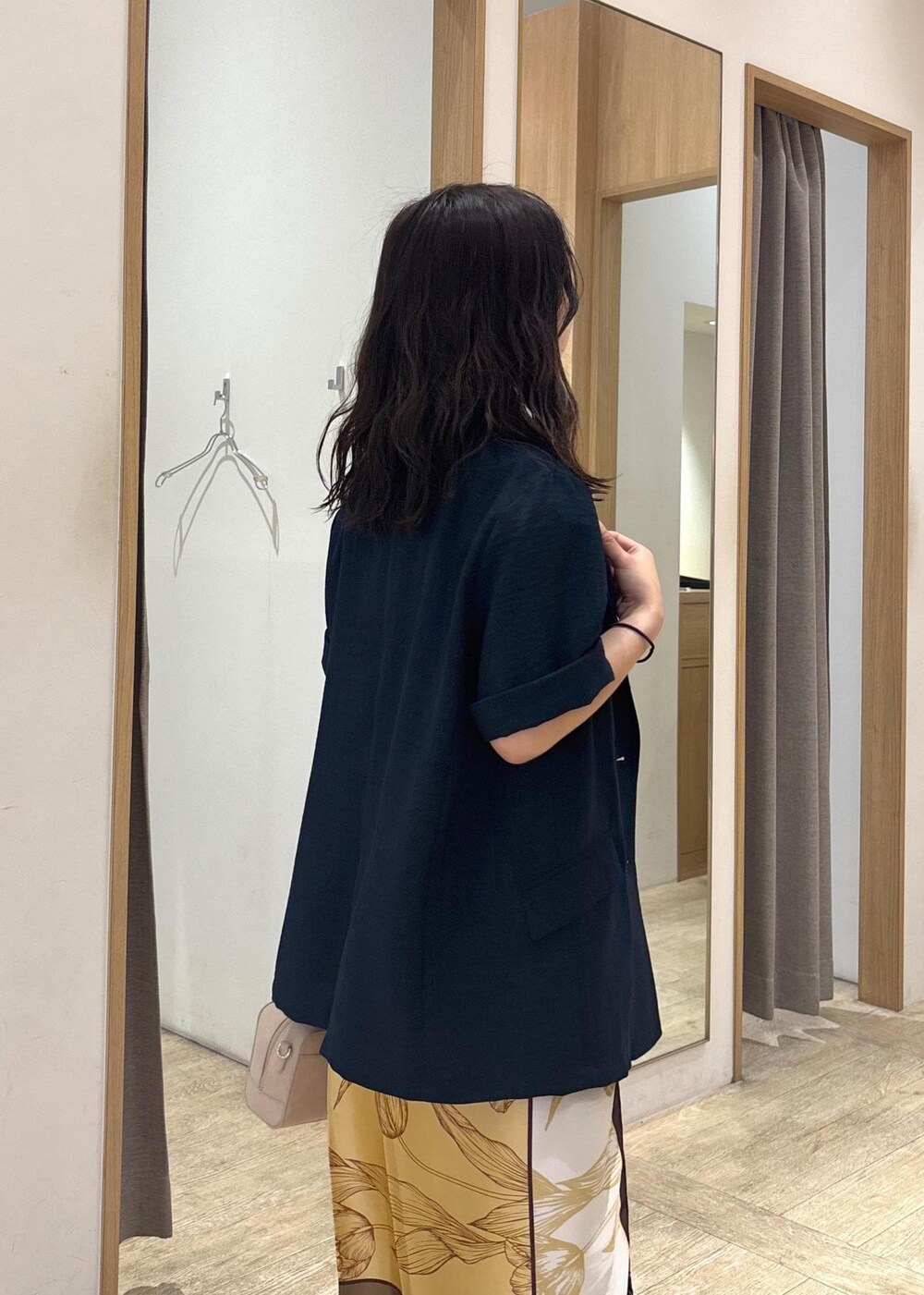 ホワイト系のTシャツ/カットソー、ホワイト系のスラックス、ブルー系のテーラードジャケットを着用したレディースの秋コーディネートの6枚目の写真