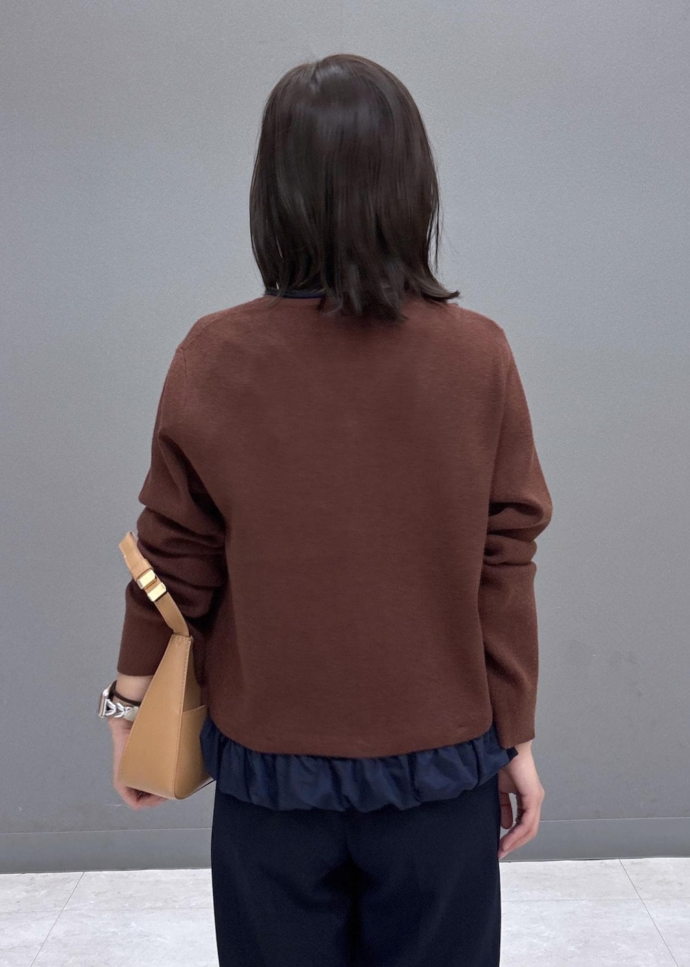 イエロー系のショルダーバッグ、ブルー系のその他パンツ、ブラック系のブーツを着用したレディースの秋コーディネートの7枚目の写真