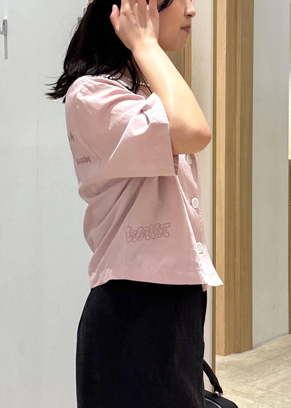 「タイトスカート、25SS夏の新作、初夏コーデ、夏コーデ、デートコーデ、お出かけコーデ、旅行コーデ、推し活コーデ、女子会コーデ、大人カジュアル、スカートスタイル、カジュアルコーデ、VIS、ウェーブ、ブルべ夏」｜「Juzeのスリングバックリボンミュール（パンプス、シルバー系）」を使った、スズさん（レディース・152cm）の夏コーディネートの8枚目の写真