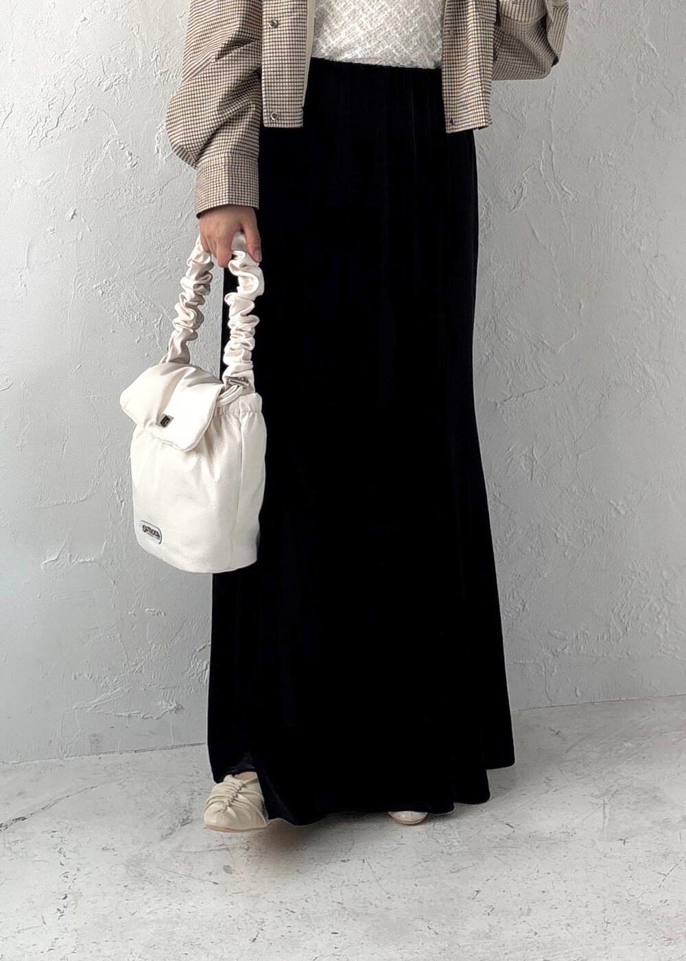 ホワイト系のショルダーバッグ、ホワイト系のTシャツ/カットソー、ホワイト系のパンプスを着用したレディースの夏コーディネートの9枚目の写真