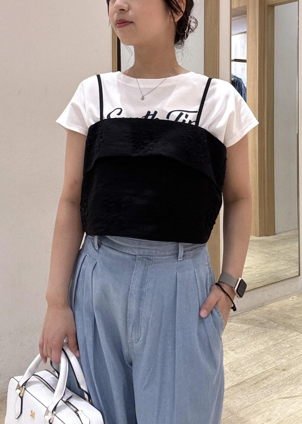 レッド系のサンダル、ブラック系のキャミソール、ホワイト系のTシャツ/カットソーを着用したレディースの夏コーディネートの6枚目の写真