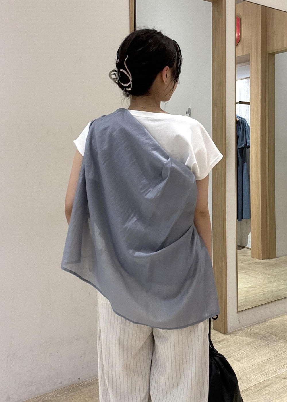 「25SS夏の新作、visbag2025、初夏コーデ、夏コーデ、お出かけコーデ、旅行コーデ、大人カジュアル、パンツスタイル、カジュアルコーデ、VIS、ウェーブ、ブルべ夏、乾燥、低身長、トップス」｜「Juzeのメタルヒールサンダル（サンダル、ホワイト系）」を使った、スズさん（レディース・152cm）の夏コーディネートの7枚目の写真