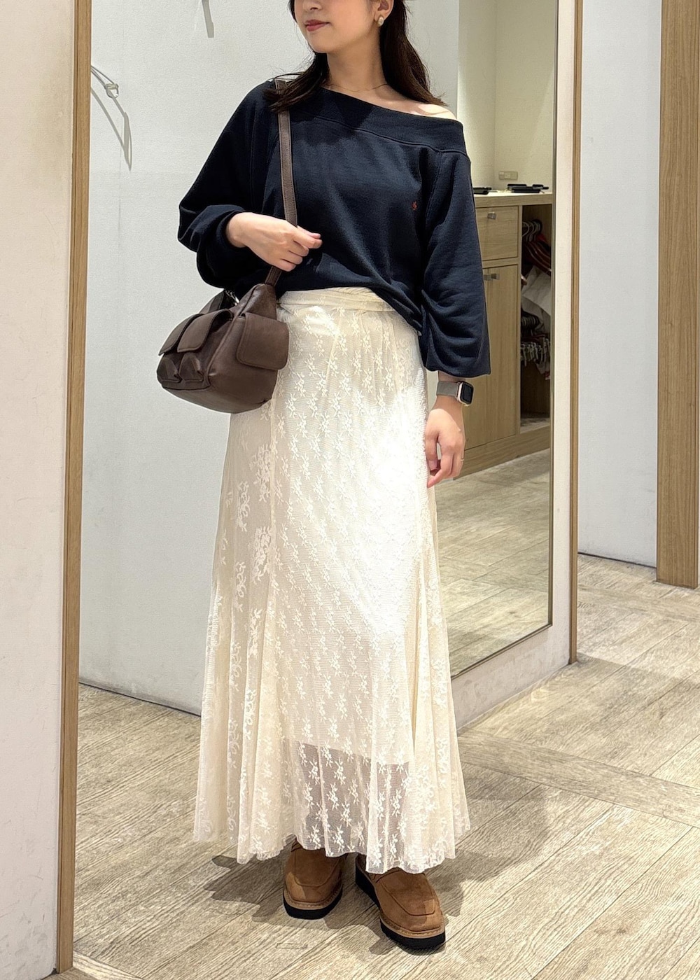 ブラウン系のショルダーバッグ、ベージュ系のローファー、ホワイト系のスカートを着用したレディースの秋コーディネートの10枚目の写真