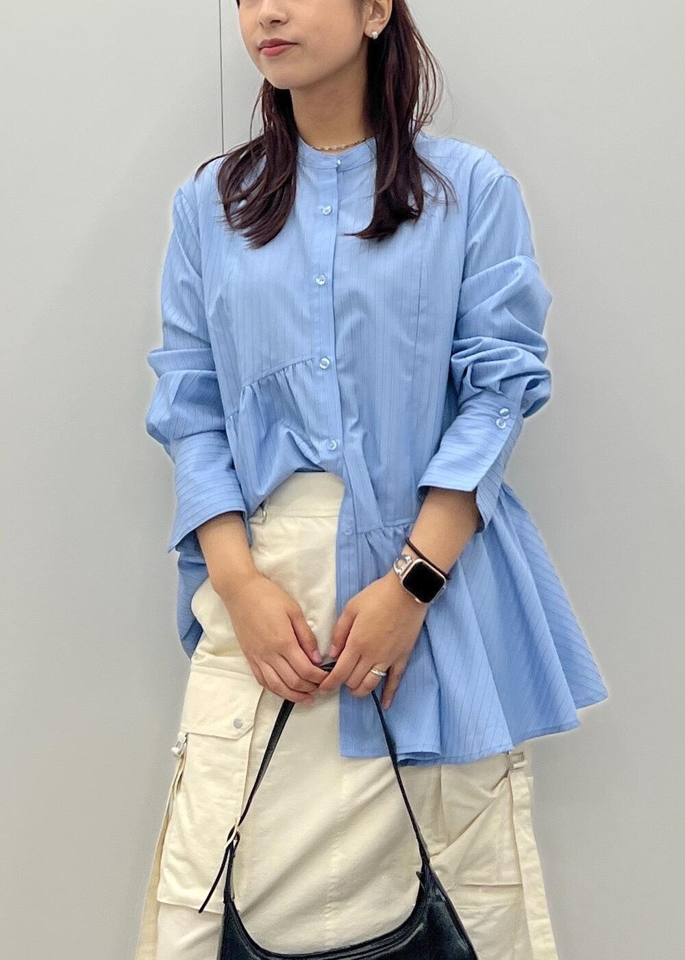 ホワイト系のスカート、シルバー系のブーツ、ブルー系のシャツ/ブラウスを着用したレディースの秋コーディネートの6枚目の写真