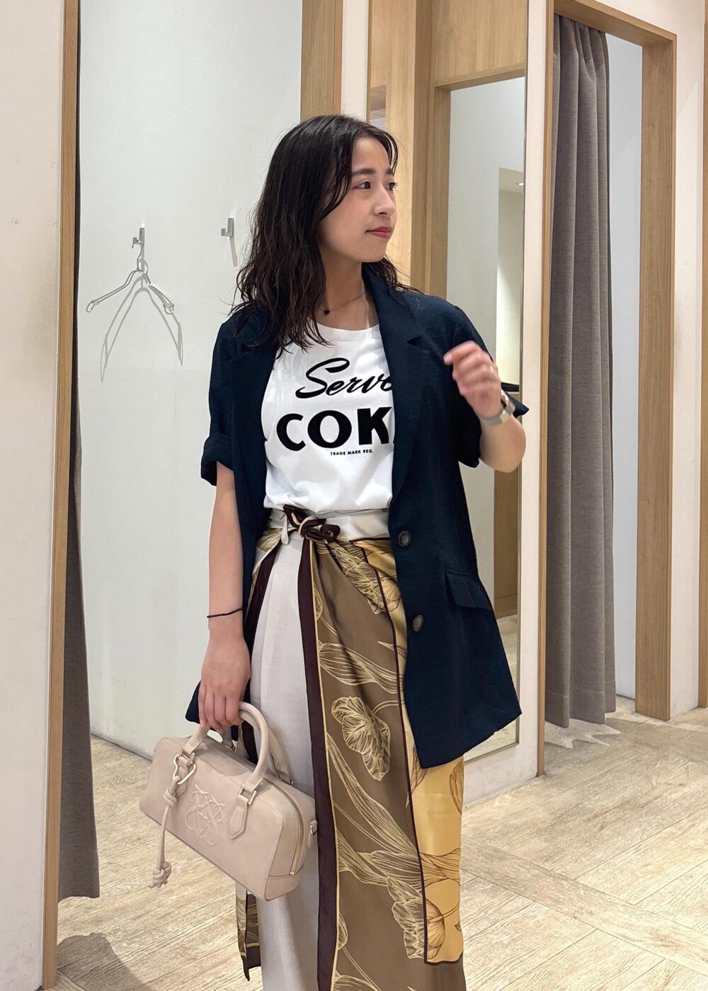 ホワイト系のTシャツ/カットソー、ホワイト系のスラックス、ブルー系のテーラードジャケットを着用したレディースの秋コーディネートの4枚目の写真