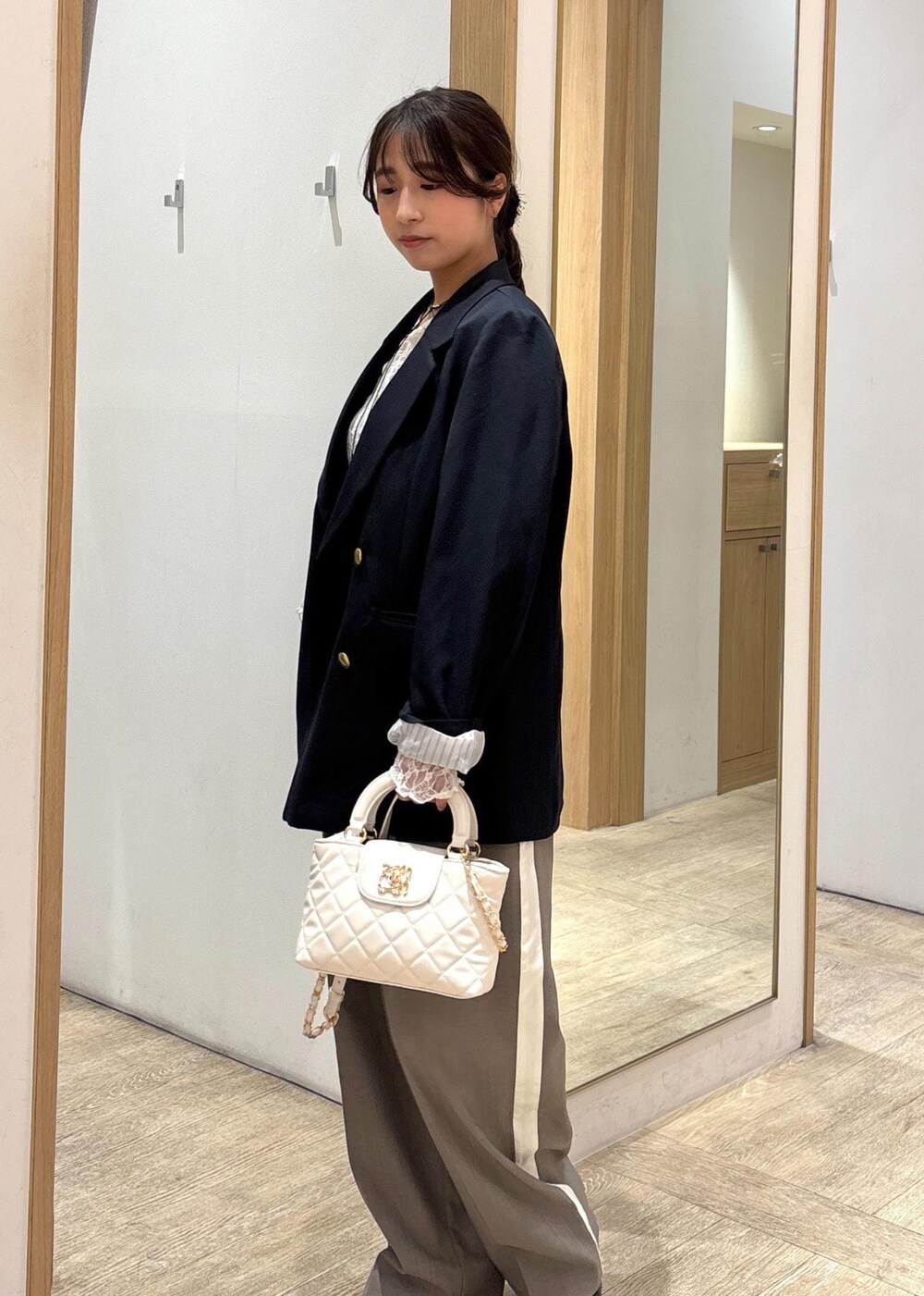 「インナー、ワイドパンツ、25SS春の新作、初春コーデ、春コーデ、お出かけコーデ、旅行コーデ、女子会コーデ、韓国ファッション、大人カジュアル、パンツスタイル、カジュアルコーデ、VIS、ウェーブ、ブルべ夏」｜「VISのへリンボーンストレートラインパンツ（その他パンツ、グレー系）」を使った、スズさん（レディース・152cm）の冬コーディネートの6枚目の写真