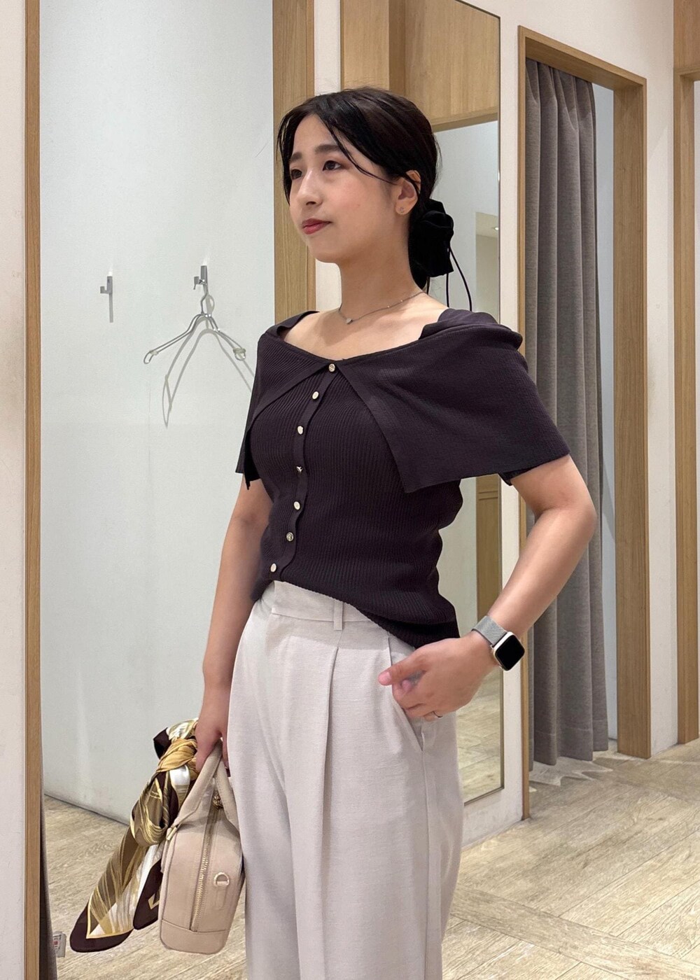 ブラウン系のパンプス、ホワイト系のスラックス、グレー系のニット/セーターを着用したレディースの秋コーディネートの6枚目の写真