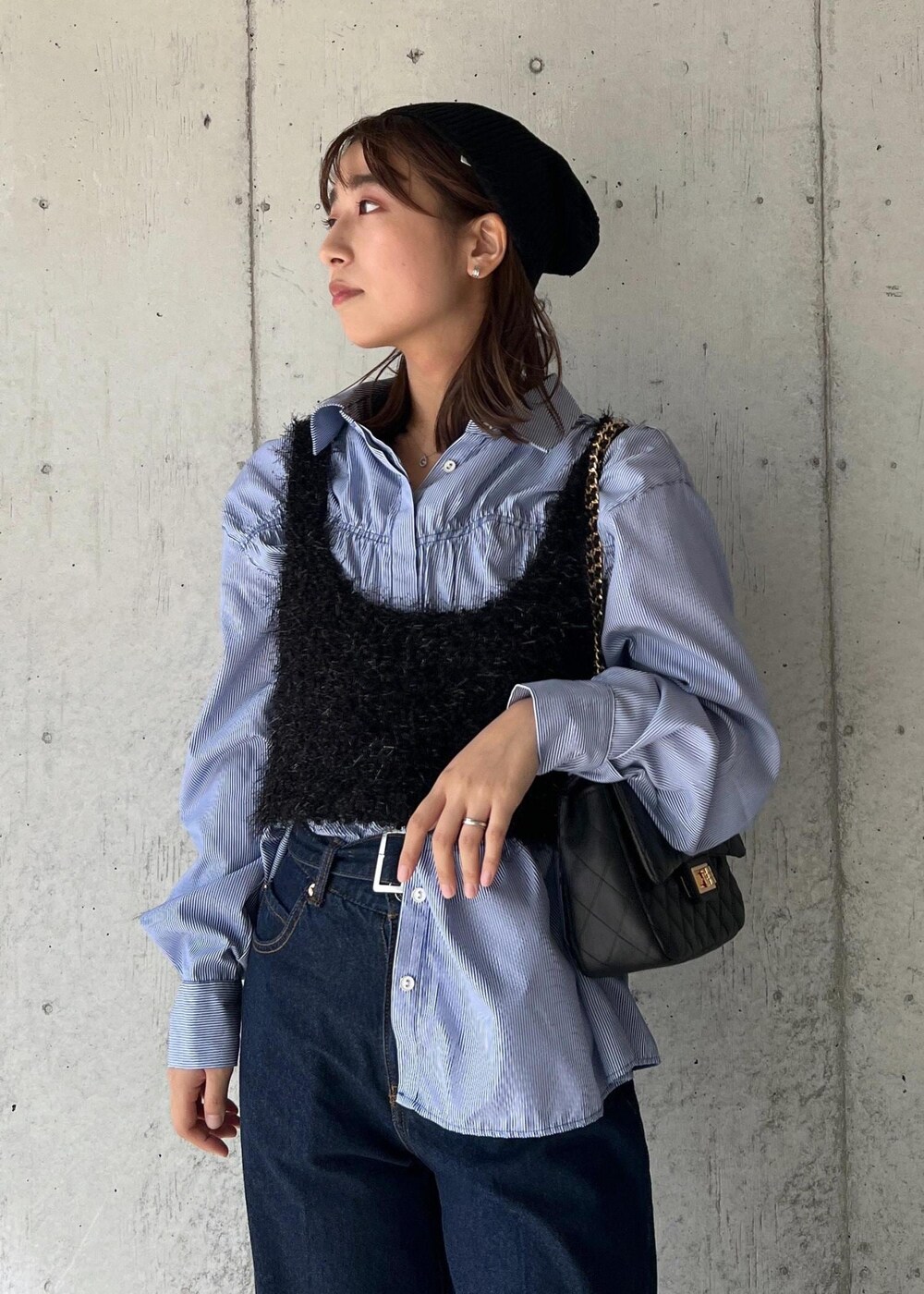 ブラック系のブーツ、ブラック系のキャミソール、ブルー系のシャツ/ブラウスを着用したレディースの秋コーディネートの6枚目の写真