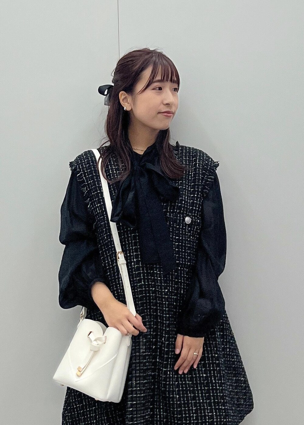 「ロングブーツ、24AW秋の新作、初秋コーデ、秋コーデ、デートコーデ、お出かけコーデ、旅行コーデ、推し活コーデ、女子会コーデ、韓国ファッション、スカートスタイル、体型カバー、フェミニンコーデ、きれいめコーデ、VIS」｜「VISのハートカットバッグ(スモール)（ショルダーバッグ、ホワイト系）」を使った、スズさん（レディース・152cm）の秋コーディネートの6枚目の写真