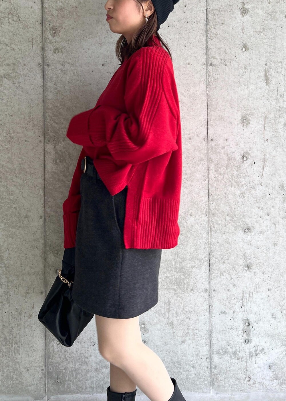 ブラック系のハンドバッグ、グレー系のその他パンツ、ブラック系のブーツを着用したレディースの秋コーディネートの7枚目の写真