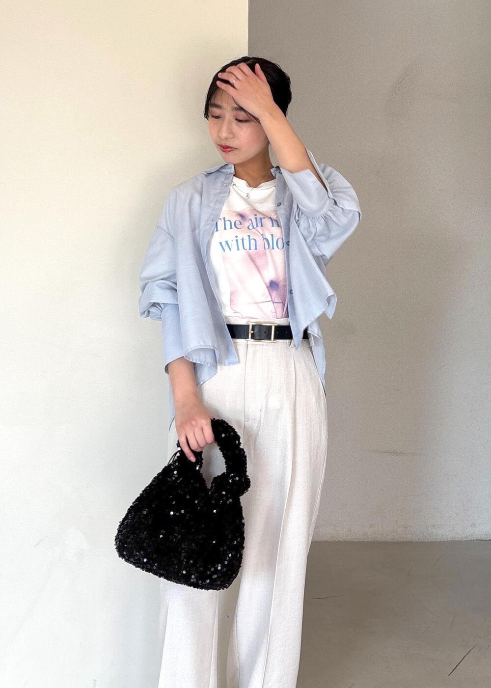 ブラック系のバレエシューズ、ブルー系のシャツ/ブラウス、ホワイト系のTシャツ/カットソーを着用したレディースの春コーディネートの5枚目の写真