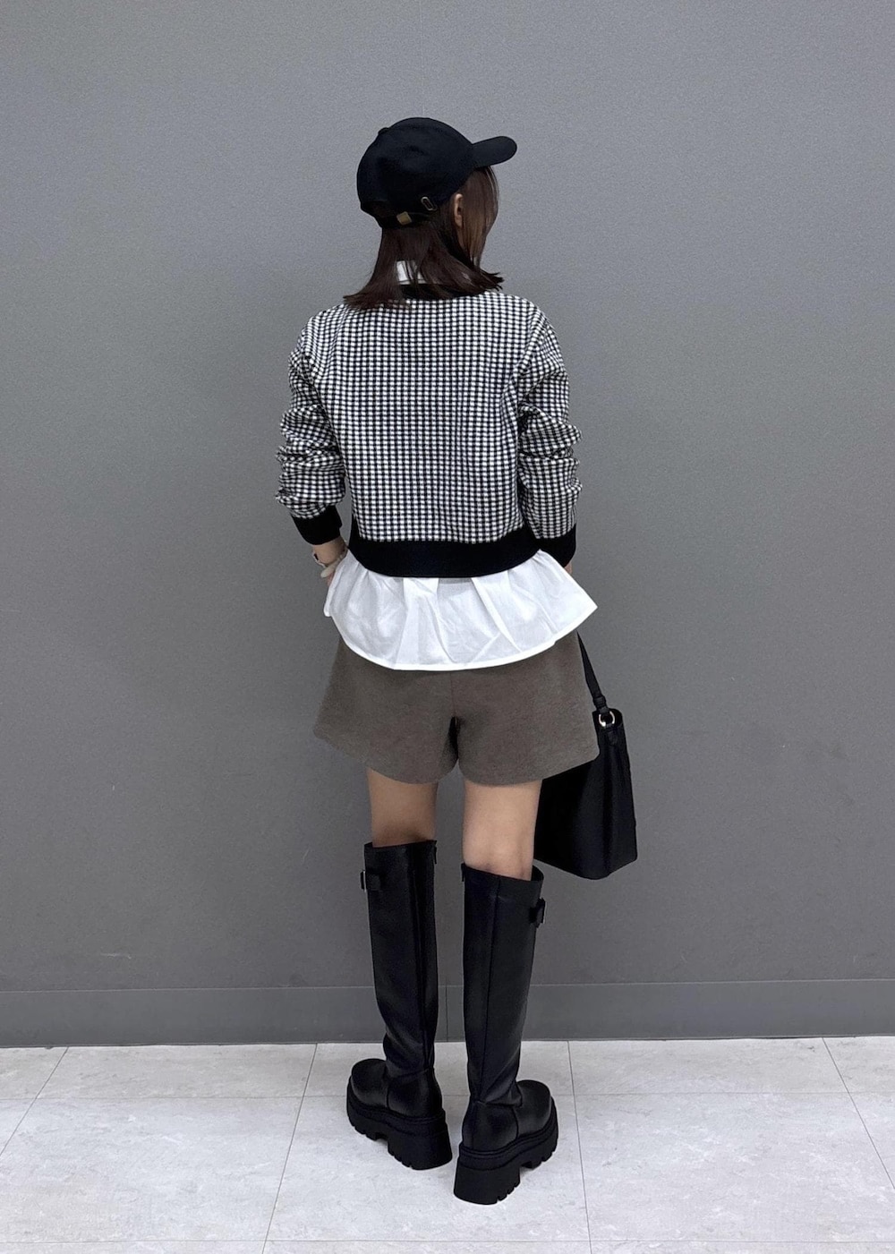 ブラック系のブーツ、ブラック系のショルダーバッグ、ブラウン系のその他パンツを着用したレディースの秋コーディネートの3枚目の写真