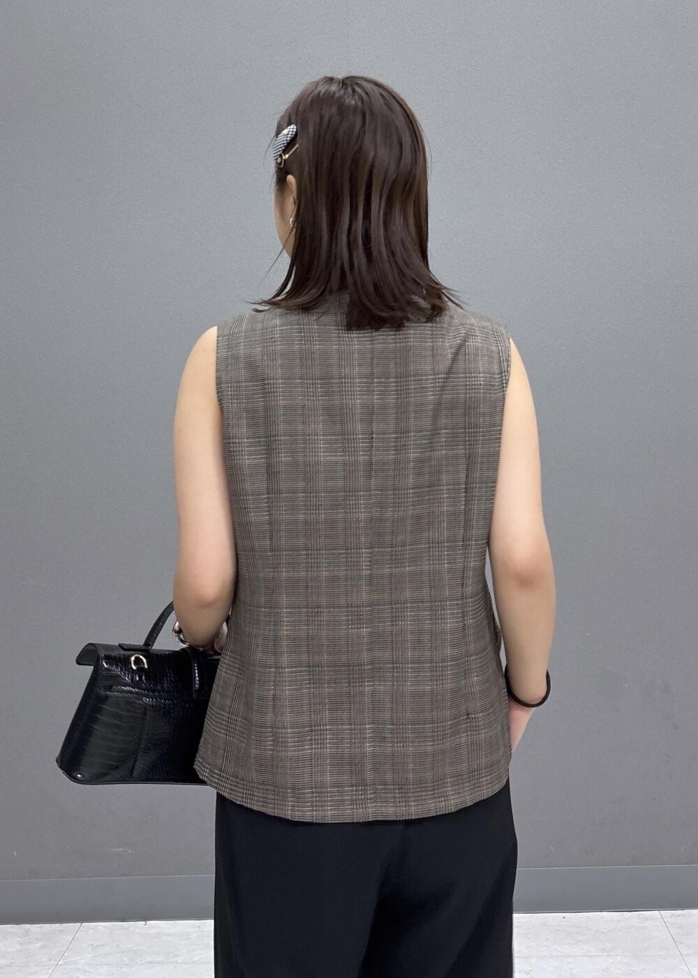 ブラック系のその他パンツ、ブラック系のローファー、ブラウン系のベストを着用したレディースの夏コーディネートの7枚目の写真